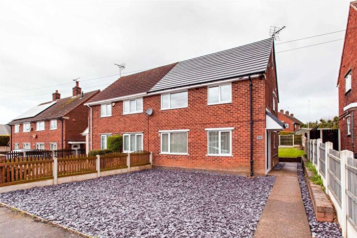 3 Bedroom Semi Detached House To Rent In Carter Lane West, Shirebrook, NG20