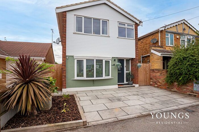 3 Bedroom Detached House For Sale In Seaview Road, Canvey Island, SS8