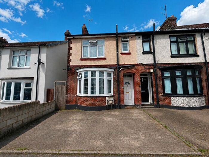 2 Bedroom Terraced House For Sale In Kingsway, Luton, LU4