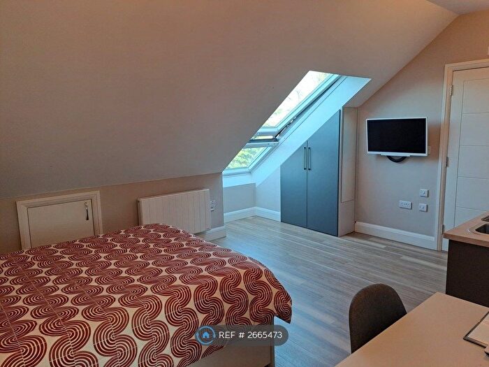 Studio To Rent In Redwood Drive, Epsom, KT19