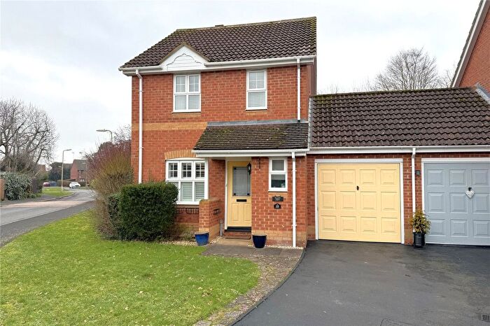 3 Bedroom Link Detached House For Sale In Hop Garden Road, Hook, Hampshire, RG27