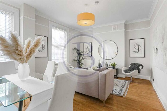 3 Bedroom Apartment For Sale In Crayford Road, London, N7