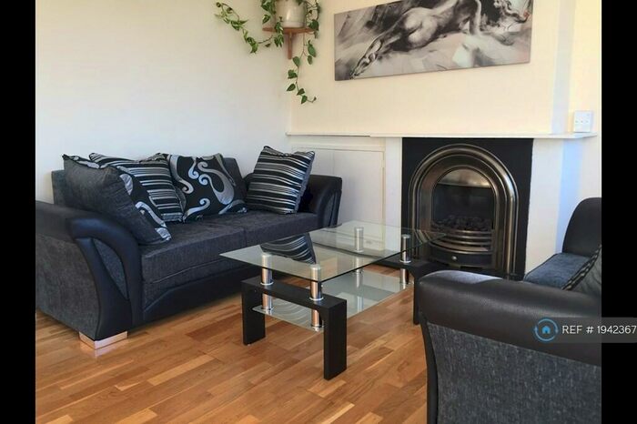 3 Bedroom Flat To Rent In Forsyth Gardens, London, SE17
