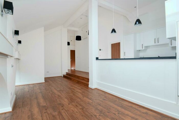 2 Bedroom Flat To Rent In Lambourn House, Mortlake, SW14