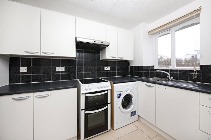 1 Bedroom Flat To Rent In Inwen Court, Grinstead Road, London, SE8