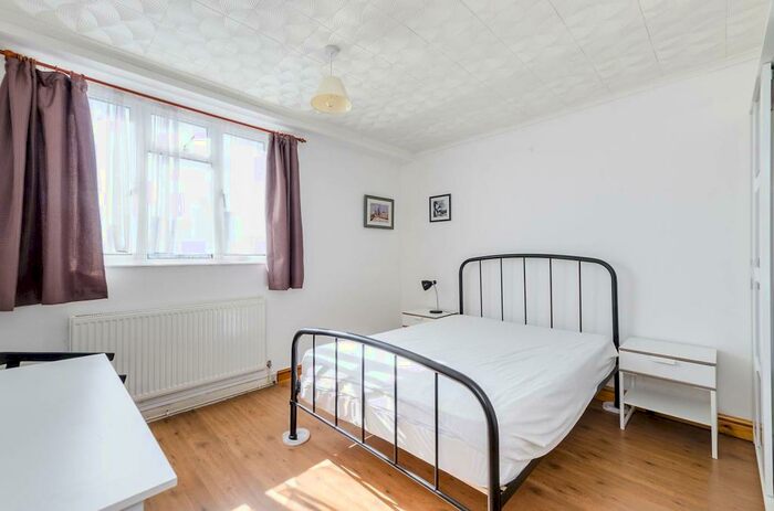 3 Bedroom Flat To Rent In Gee Street, Clerkenwell, London, EC1V