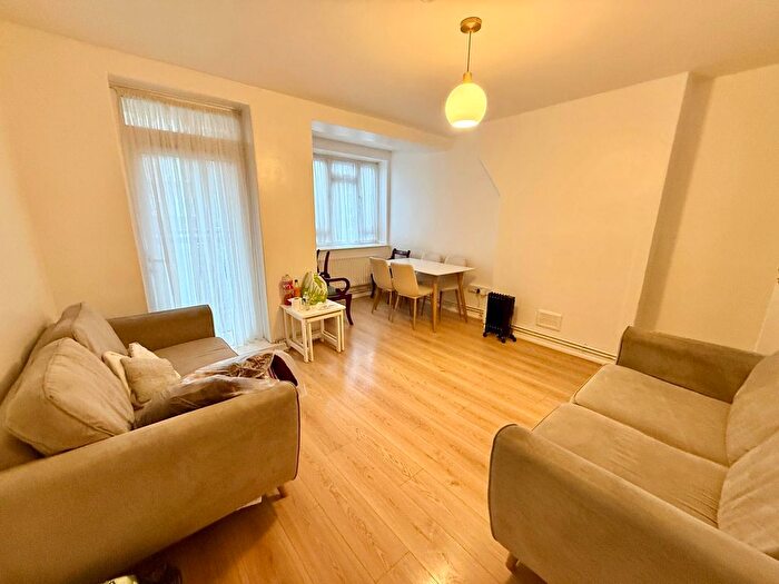 2 Bedroom Flat To Rent In Kindersley House, E1