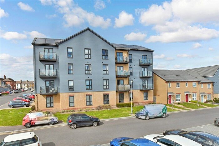 1 Bedroom Flat For Sale In Lywood Drive, Sittingbourne, Kent, ME10