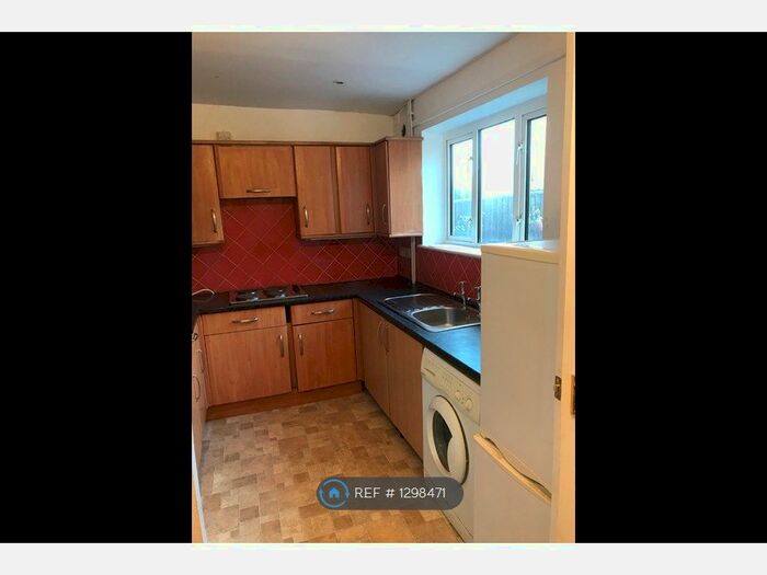 4 Bedroom Semi-Detached House To Rent In Roundhill Way, Guildford GU2