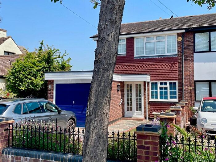 3 Bedroom House For Sale In Theobalds Road, Leigh-on-sea, Southend-on-sea, SS9