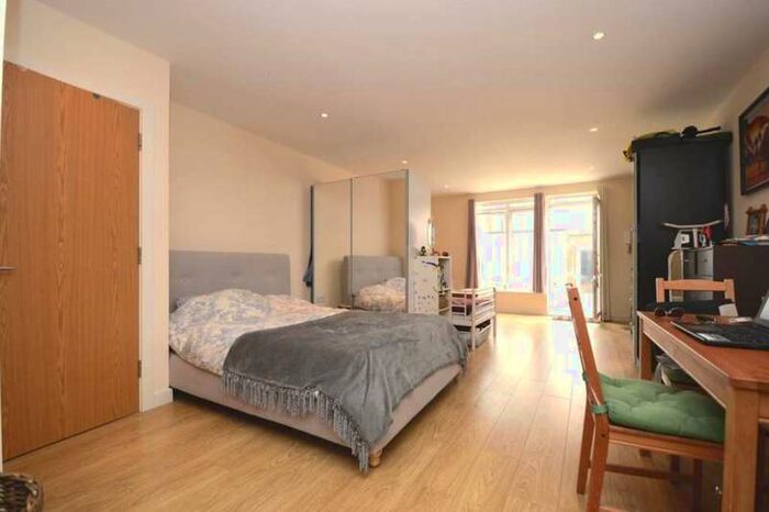 Flat To Rent In High Road, North Finchley, London N12