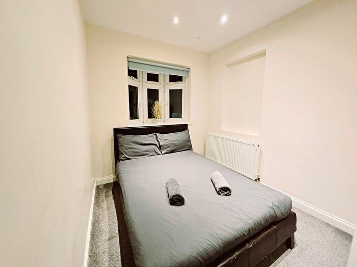 5 Bedroom Semi-Detached House For Sale In Meadow Drive, London, NW4