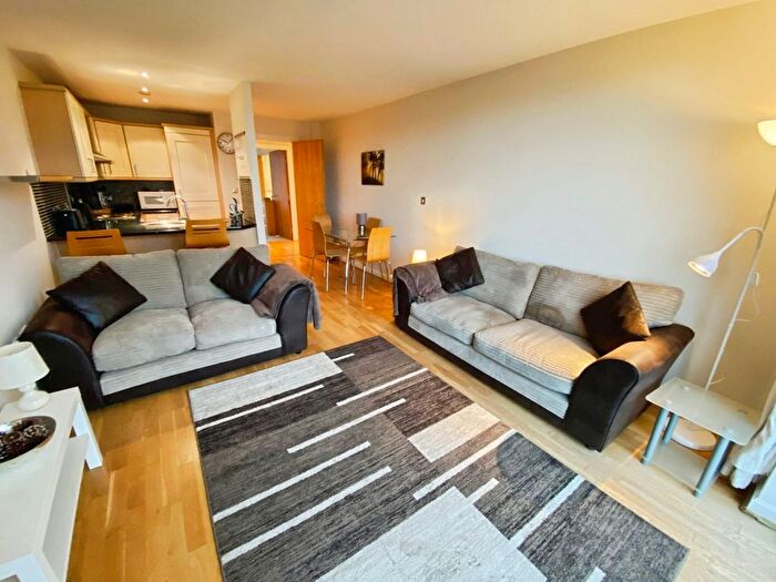 2 Bedroom Flat To Rent In Whitehall Quay, Leeds, West Yorkshire, LS1