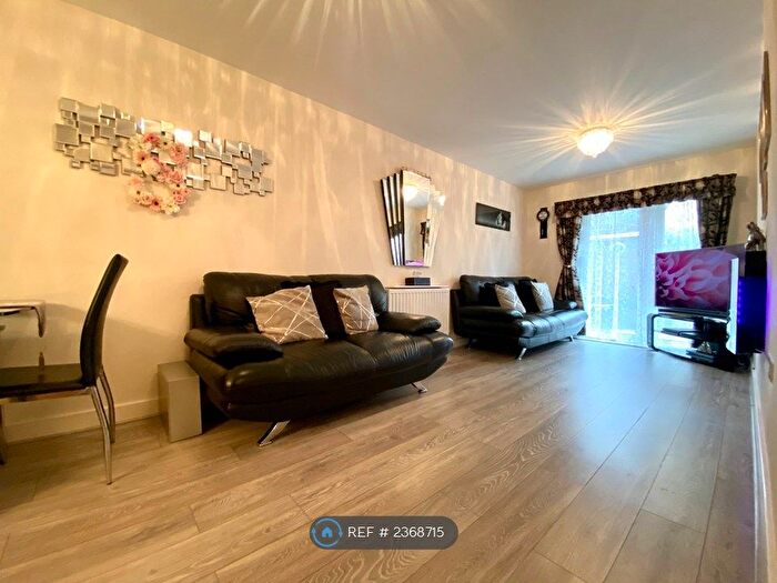 2 Bedroom Flat To Rent In Bole Court, Enfield, EN2