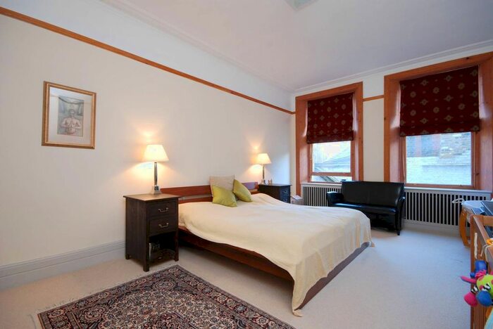 3 Bedroom Flat To Rent In Barkston Gardens, South Kensington, London, SW5