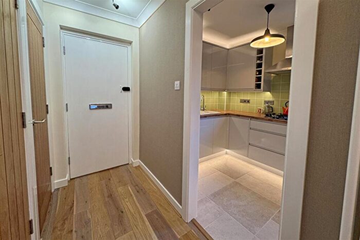 2 Bedroom Flat For Sale In Godalming, GU7