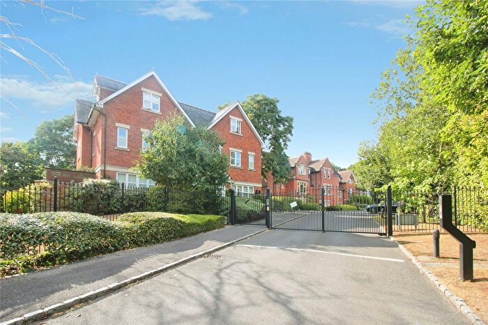 3 Bedroom Flat For Sale In The Pavillion, Upcross Gardens, Reading, RG1