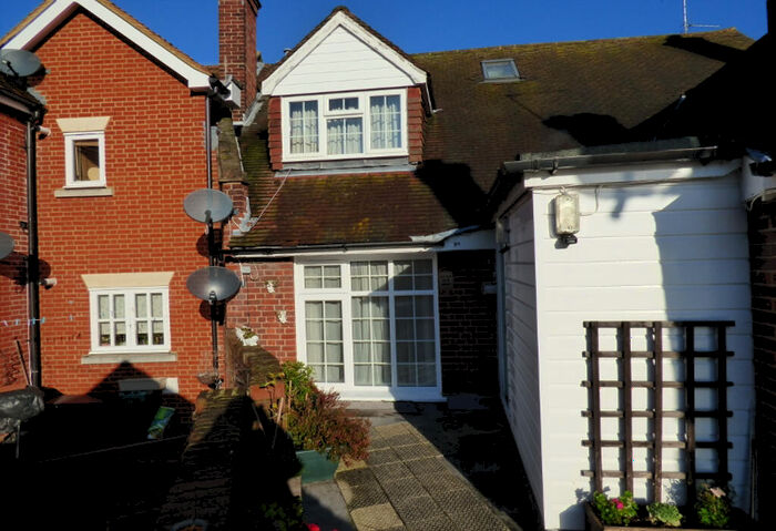 1 Bedroom Flat To Rent In Leatherhead, KT22