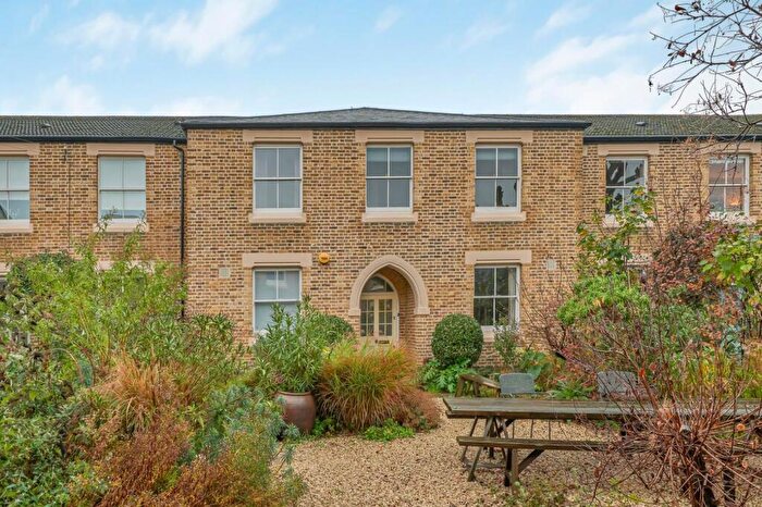 3 Bedroom Flat To Rent In Herschell Mews, London, SE5