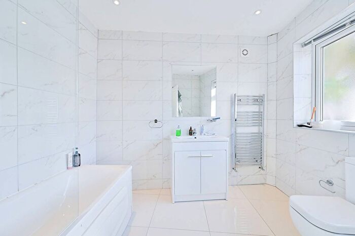 2 Bedroom Flat To Rent In Crowther Avenue, South Ealing, Brentford, TW8