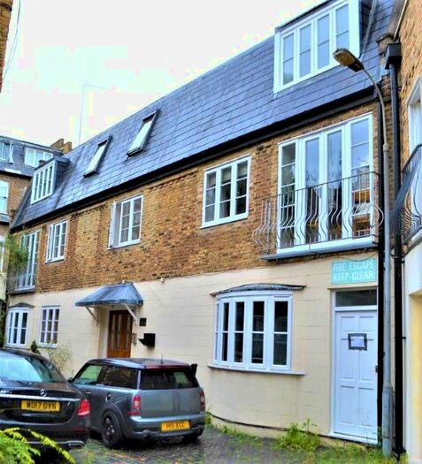 3 Bedroom Flat To Rent In Hazlitt Mews, Brook Green, Kensington, London, W14