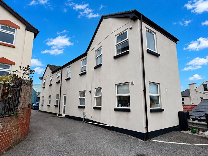 2 Bedroom Flat For Sale In West Cliff, Dawlish, EX7