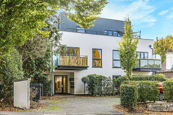 2 Bedroom Flat For Sale In Grosvenor Place, Whyteleafe, Surrey, CR3