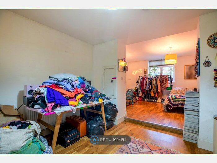 1 Bedroom Flat To Rent In Navarino Road, London, E8