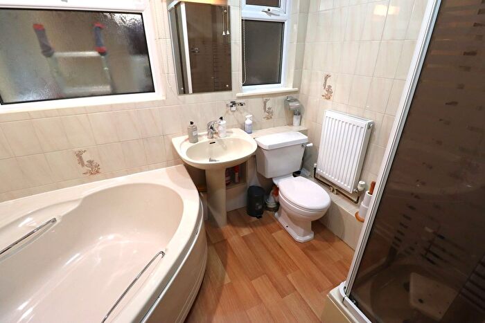 3 Bedroom Detached Bungalow For Sale In Warren Close, Rayleigh, SS6