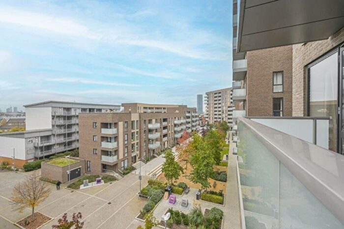 2 Bedroom Flat To Rent In Deauville Close, , Canary Wharf, London, E14