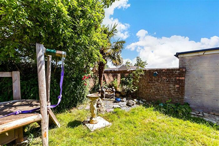 4 Bedroom Semi-Detached House For Sale In Thornton Place, Horley, Surrey, RH6