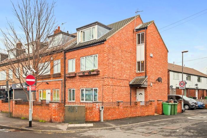 1 Bedroom Apartment To Rent In Flat, Irwin Approach, Leeds, LS15