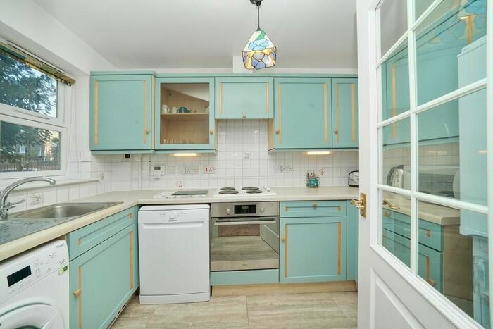 2 Bedroom Flat To Rent In Bakery Close, London, SW9