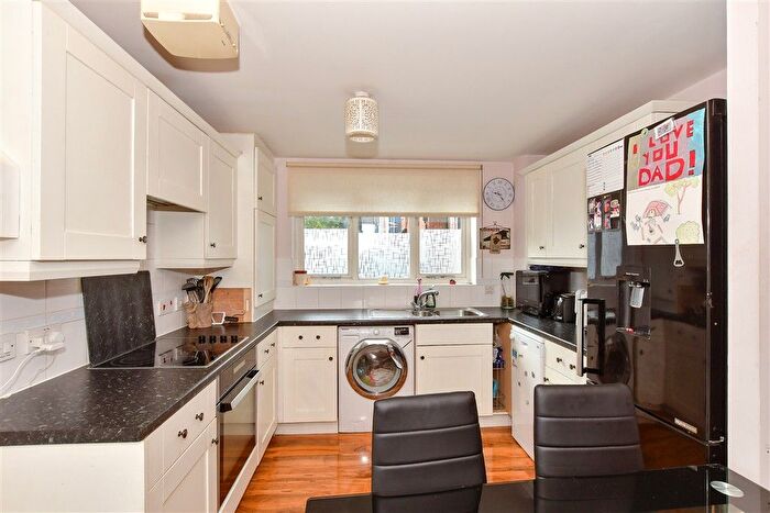 2 Bedroom Flat For Sale In George Stewart Avenue, Faversham, Kent, ME13