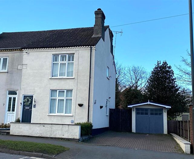 3 Bedroom Semi-Detached House For Sale In Hartshorne Road, Woodville, DE11