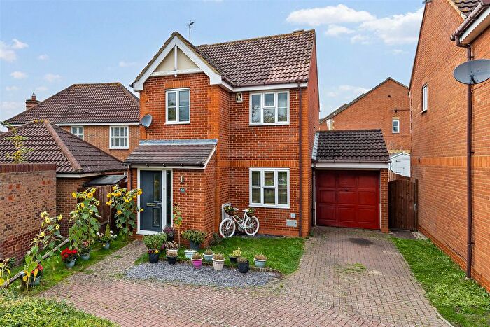 3 Bedroom Detached House For Sale In Hartland Avenue, Tattenhoe, Milton Keynes, MK4