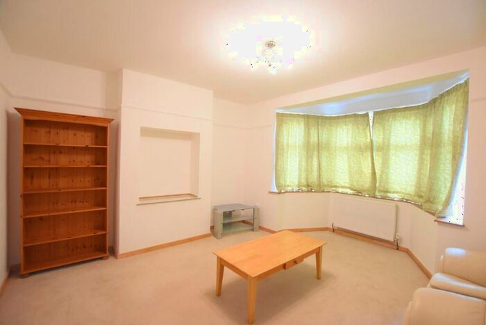 3 Bedroom Flat To Rent In Long Lane, Finchley Central, London, N3