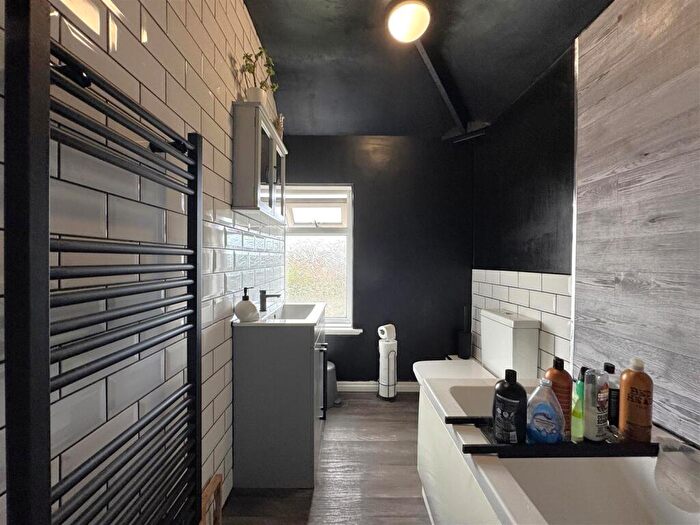 3 Bedroom Semi-Detached House For Sale In Shirecroft Road, Weymouth, DT4 - Photo 10