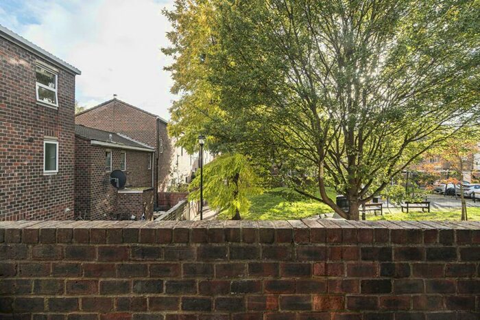 2 Bedroom Flat To Rent In Lilian Close, Stoke Newington, London, N16