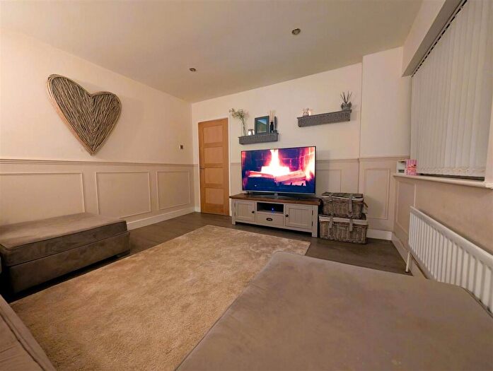 4 Bedroom Semi-Detached House For Sale In Woodman Close, Halesowen, B63