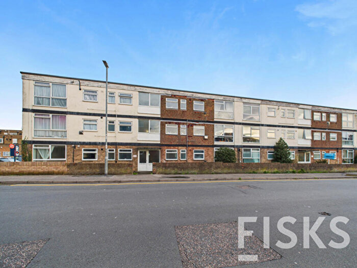 2 Bedroom Apartment For Sale In Castle Lane, Benfleet, SS7