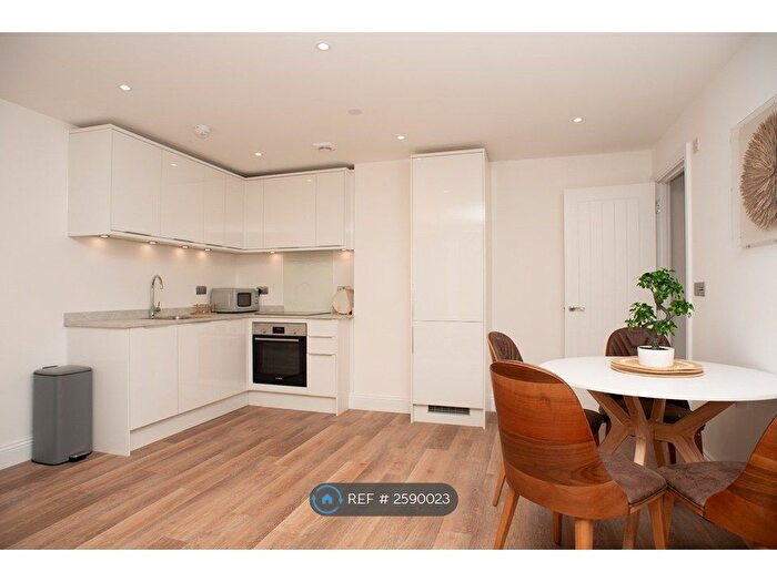 2 Bedroom Flat To Rent In New Road, Kent, DA11