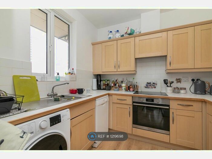 2 Bedroom Flat To Rent In Lyric Court, London, E8