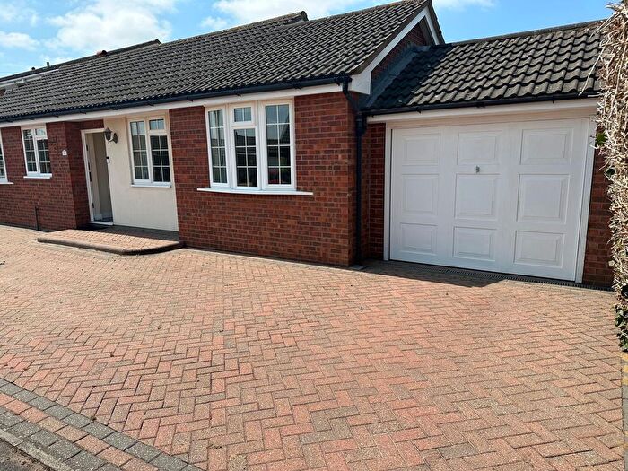 2 Bedroom Bungalow To Rent In Acer Avenue, Rainham, RM13