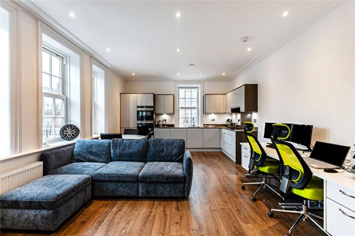 2 Bedroom Flat To Rent In High Street, Weybridge, KT13