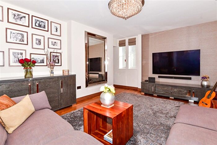 2 Bedroom Maisonette For Sale In Culpeper Road, Aylesford, Kent, ME20