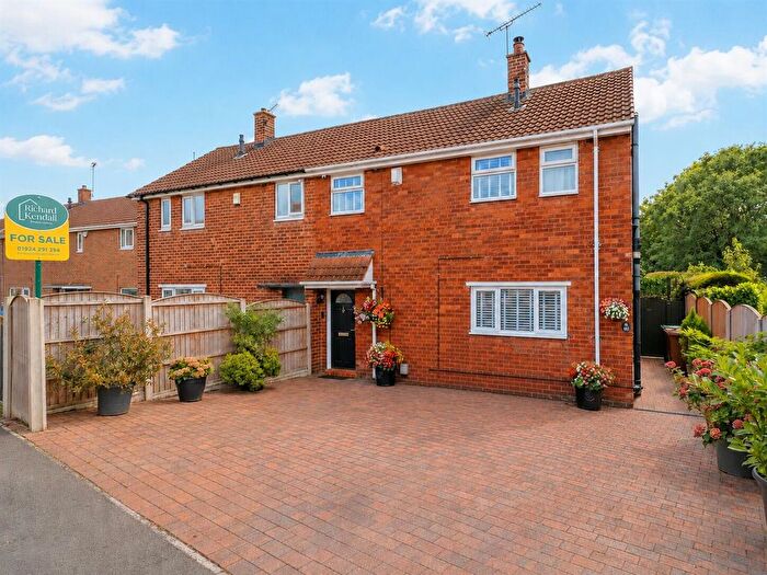 3 Bedroom Semi-Detached House For Sale In Wharncliffe Road, Wakefield, WF2
