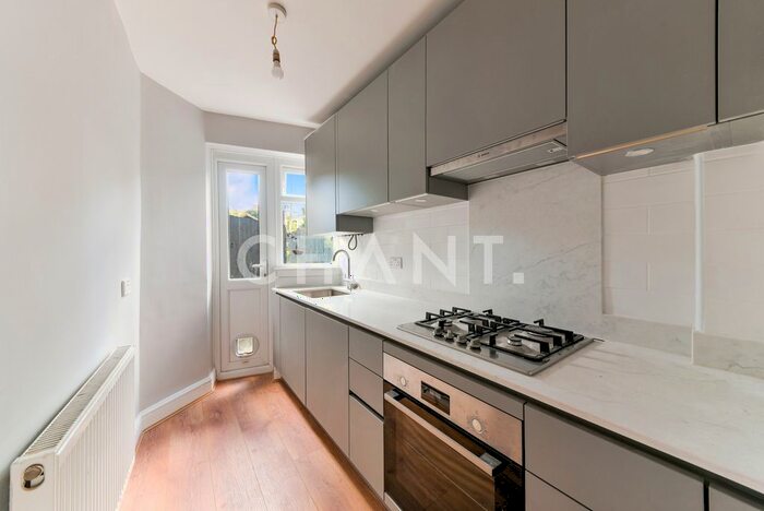 2 Bedroom Detached House To Rent In Hutton Grove, London, N12