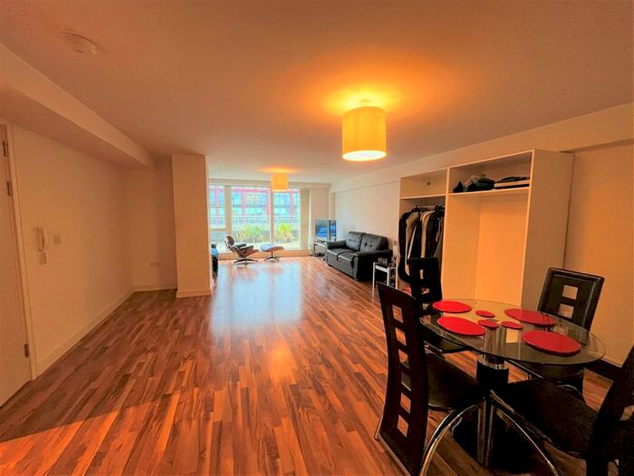 2 Bedroom Apartment To Rent In The Quadrangle, Lower Ormond Street, Manchester, M1