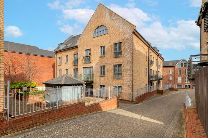 2 Bedroom Flat To Rent In Coopers Yard, Paynes Park, Hitchin, SG5